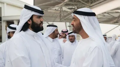 El jeque Sultan de Qatar junto al príncipe heredero de Abu Dhabi. (WAM)