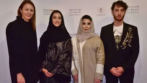 De derecha a izquierda Caroline Rush, directora ejecutiva del British Fashion Council. La princesa Noura Bint Faisal Al Saud, presidenta honoraria del Arab Fashion Council. Layla Issa Abuzaid, Directora por Arabia Saudí del Arab Fashion Council. Jacob Abr