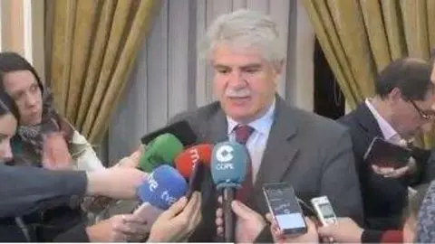 El ministro español a su llegada al aeropuerto de Teherán.