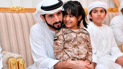 En la imagen de WAM, el príncipe heredero de Dubai visita a la familia del fallecido en Yemen.