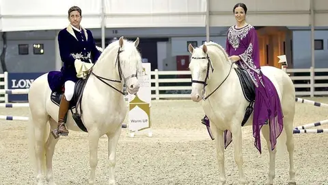 Los andaluces Diego López y Eva Padilla, sobre sus caballos. (Cedida)