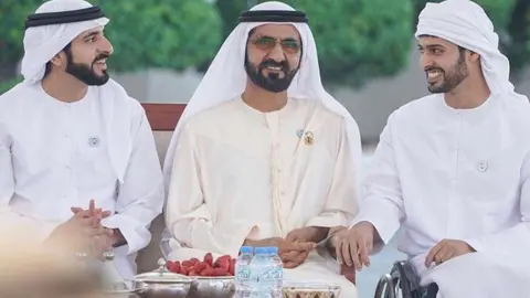 El jeque Handam, primero por la izquierda, junto a su padre el gobernante de Dubai y el jeque Zayed, héroe de guerra.