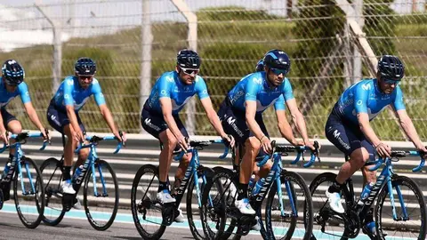 El equipo español Movistar en Abu Dhabi.