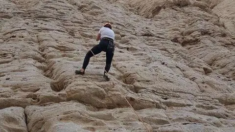 Una escaladora en la montaña de Ras Al Khaimah. (EL CORREO)