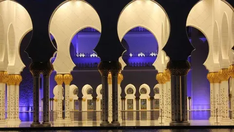 La Gran Mezquita de Abu Dhabi es un monumento de valor arquitectónico.