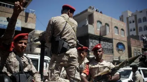 En la foto de Reuters, soldados en la ciudad de Adén.
