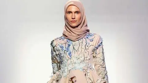 Una modelo muestra un diseño de Minaz durante la última edición de la Arab Fashion Week. (Arab Fashion Week)