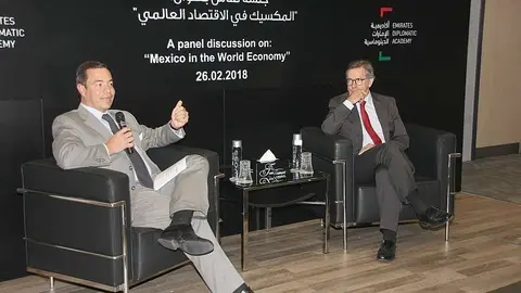 El director de ProMéxico, Paulo Carreño, interviene en presencia del director de la Academia Diplomática de Emiratos, Bernardino León. (EL CORREO)