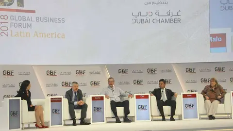 Vicente Fox, en el centro, durante su participación en la II Foro Empresarial Global que se celebra en Dubai. (EL CORREO)