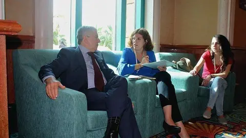 El expresidente de Colombia César Gaviria, durante la entrevista en el transcurso del II Foro Empresarial Global de Dubai, (EL CORREO) 