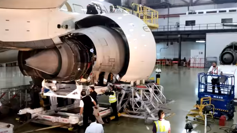 Un momento de operación de cambio de motor a un Boeing 777 con la que Etihad Airways ha batido un récord mundial.