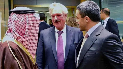 Sheikh Abdullah bin Zayed Al Nahyan, ministro de Asuntos Exteriores y Cooperación Internacional de Emiratos Árabes, conversa con otros mandatarios en Bruselas. (WAM)