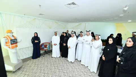 El ministro de Infraestructuras presentó al robot ingeniero durante el Mes de la Innovación. (WAM)