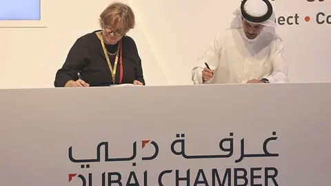La presidenta de la Cámara de Comercio de Bogotá, Mónica de Greiff, y el presidente de la Cámara de Dubai, Humaid Buamim.