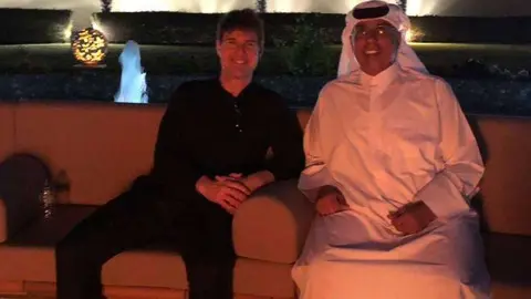 Tom Cruise en la casa del ejecutivo Ahmad Al Shaikh en Dubai. (Ahmad Al Shaikh, Twitter)