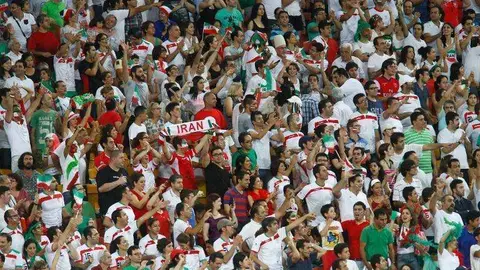 Aficionados masculinos en el fútbol iraní.