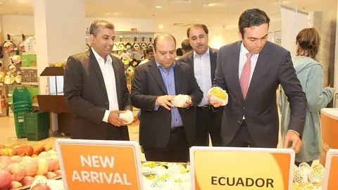 El ministro de Comercio Exterior examina los nuevos productos que han llegado desde su país a Emiratos Árabes. (EL CORREO)