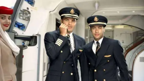 Una captura de pantalla del último vídeo promocional de Emirates Airline.