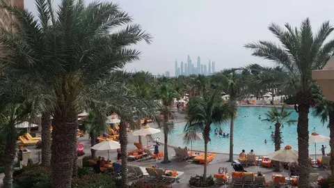 Zona de la piscina del hotel Atlantis The Palm. (EL CORREO)