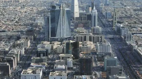 Perspectiva urbana de Riad, capital de Arabia Saudita.