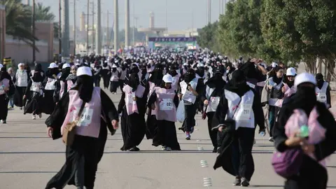 Primera carrera femenina en Arabia.