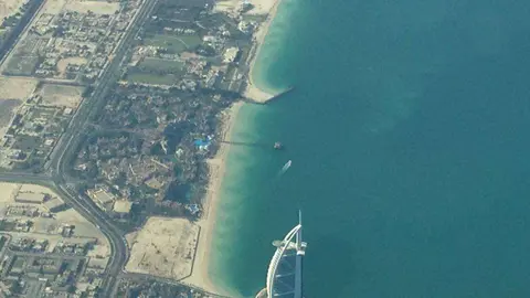 Una imagen del Burj Al Arab tomada desde un A380 de Emirates. (EL CORREO)