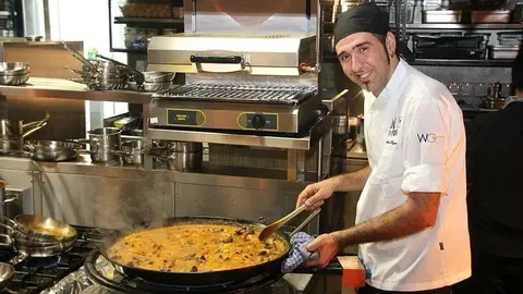 El chef Luis Ezqueta, al frente de una suculenta paella. (EL CORREO)