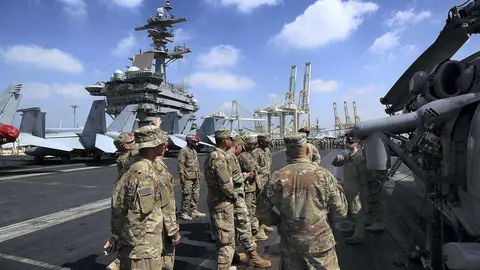 En la imagen de The National, marines estadounidenses en la cubierta del portaaviones Roosevelt.