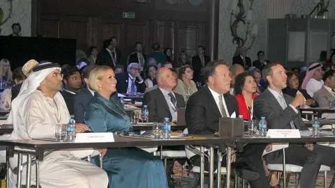 El presidente de Panamá, durante el acto acompañado de su esposa y de autoridades emiratíes y panameñas. (Alicia Bassa)