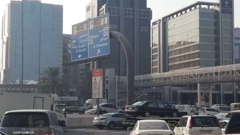 En hora punta, los atascos entre Dubai y Sharjah llegan hasta la zona del Aeropuerto Internacional DXB. (EL CORREO)
