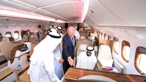 El jeque Ahmed bin Saeed Al Maktoum, presidente ejecutivo de la aerolínea Emirates, y Tim Clark presidente de Emirates de Airline durante la presentación.