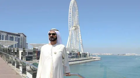El gobernante de Dubai junto a la noria.