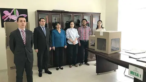 Mesa electoral habilitada en la sede de la Embajada de Colombia en Abu Dhabi. (Cedida)