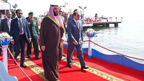 El príncipe heredero de Arabia Saudita durante su visita al Canal de Suez en Egipto. (REUTERS)