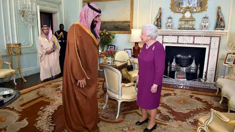 La Reina Isabel II recibe al príncipe heredero saudí Mohammed bin Salman en Buckingham. (AP)