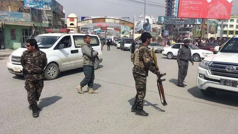 Fuerzas afganas en Kabul cerca del lugar del atentado. (AFP)