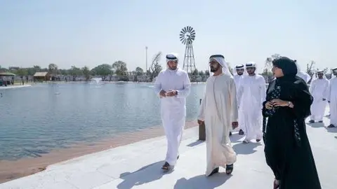 El jeque Mohammed bin Rashid durante su recorrido por 'The Yard'. (WAM)