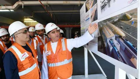 El director de la RTA supervisa las obras de la extensión del Metro de Dubai.