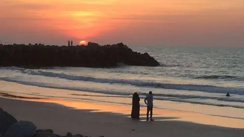 Atardecer en una playa de Ras Al Khaimah. (Marta Pérez)