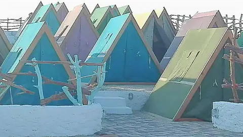 Las tiendas de campaña en la playa de Jebel Ali.