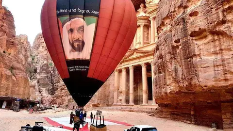 El globo Jeque Zayed en el sitio histórico de Petra en Jordania.