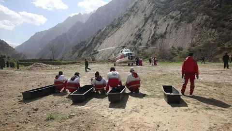 Labores de rescate en el lugar del siniestro. (Agencia ILNA)