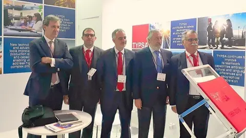 El presidente de Renfe -primero por la izquierda- y el secretario de Estado de Infraestructuras de España -segundo por la derecha- en Middle East Rail junto a representantes de empresas españolas. (Cedida)