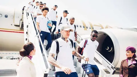 El equipo de Guardiola bajando del avión de Etihad en Abu Dhabi.
