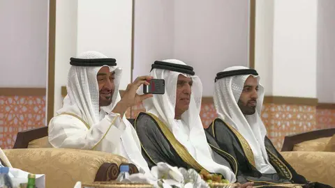 El príncipe heredero de Abu Dhabi toma una foto de la boda con su teléfono móvil.