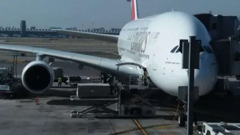 Un A380 de Emirates en el Aeropuerto Adolfo Suárez de Madrid Barajas. (EL CORREO)