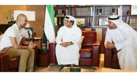 Pep Guardiola en la oficina del Ministro de Asuntos Presidenciales. (WAM)