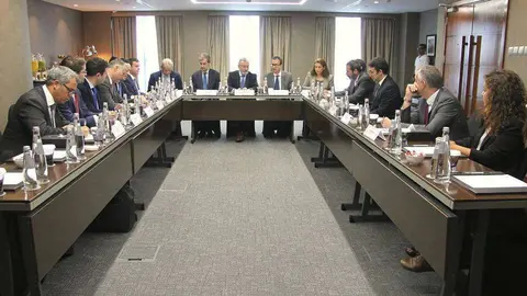 Encuentro en Dubai del secretario de Estado de Infraestructuras, presidente de Renfe y embajador español en EAU con representantes de empresas del sector ferroviario. (EL CORREO)