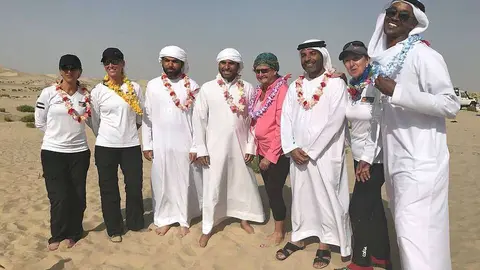 Las caminantes hispanas, recibidas en su tránsito por el desierto por grupo de ciudadanos locales. (Cedida)