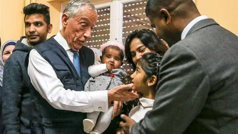 El presidente de Portugal en el campo de refugiados de Tebas en Grecia.